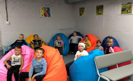 На Київщині в гімназії облаштували укриття за донати від продажу марки «ПТН ПНХ»: що відомо