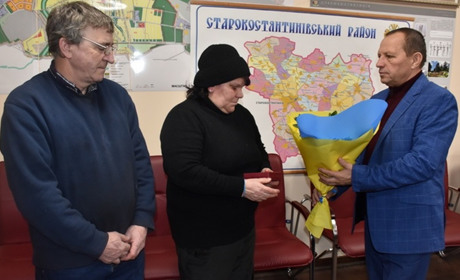 У Старокостянтинові батькам полеглого воїна передали його посмертну нагороду