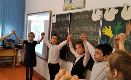 "Промивають мізки" школярам. На Луганщині "ідеологічну освіту" РФ почала впроваджувати ще 2017 року