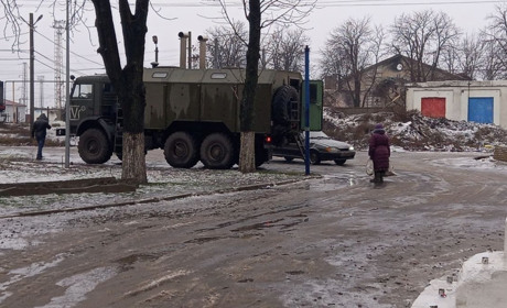 Як російські окупанти прикривають свою техніку мирними мешканцями у Волновасі. Фото