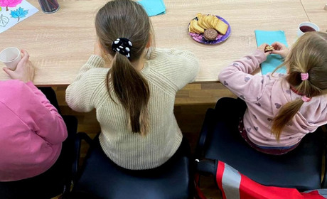 Аплікації та нові друзі: як волонтери Червоного Хреста проводять заняття для дітей у Нікополі