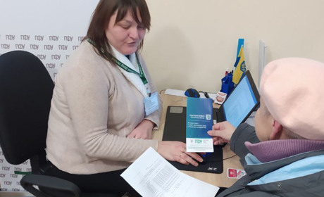 Консультації з пенсійних питань. Де у найближчі дні працівники ПФУ прийматимуть ВПО з Луганщини