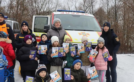 Рятувальники Чернігівщини провели для дітей лекцію про безпеку на льоді. Що показували