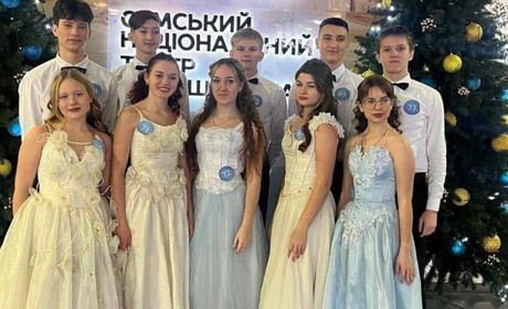 “Все як в новорічній казці”. Молодь Тростянця кружляла у вальсі на балу у Сумах