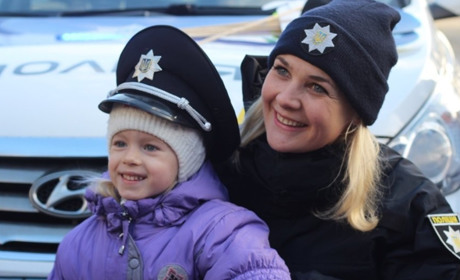 Різдво з поліцейськими. 23 грудня дітей-переселенців з Луганщини запрошують на святковий захід