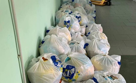 Понад 100 наборів продуктів харчування: волонтери з Южного допомогли працівникам ОПЗ (ФОТО)