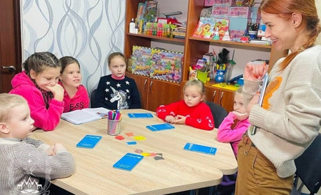 "Котики - патріотики": дітям з Покровська письменниця презентувала книжку про війну