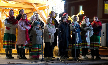 В Барі на центральній площі біля вертепу відбулася спільна коляда