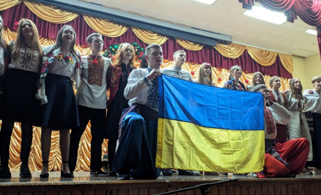 У Старокостянтинівському НВК поставили виставу «Ніч перед Різдвом» та заспівали "Щедрик"