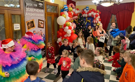 120 дітей-переселенців з Торецької громади відвідали різдвяне свято в Києві