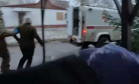 Рятувальники надали допомогу у селищі Нью-Йорк 2 пораненим внаслідок авіаційного удару людям. Відео