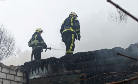 Запалили свічку та пішли до сусідньої кімнати: у подружжя з Дібрівки згоріла хата