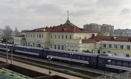 Росіяни обстріляли пасажирський поїзд у Херсоні: деталі