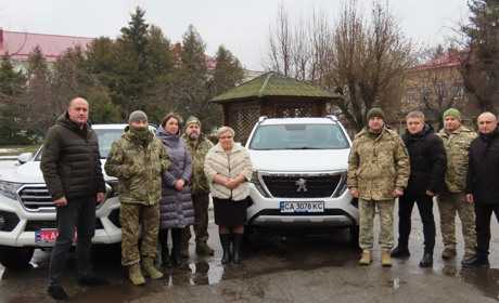Захисники Золотоніщини отримали підтримку: пікапи для бойового автопарку
