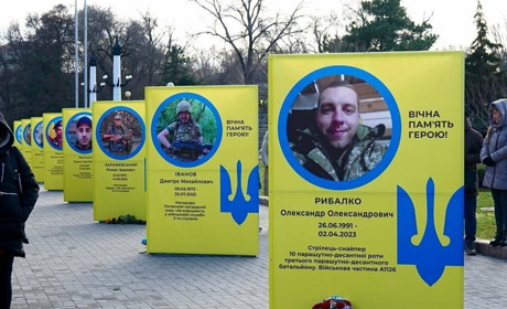 На Алеї Героїв Запоріжжя встановили нові призми з портретами загиблих воїнів ЗСУ
