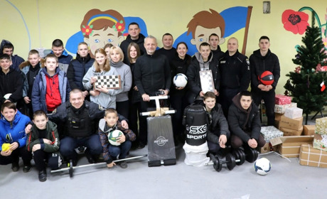 Школярі з Херсонщини отримали спортінвентар і гумдопомогу від чернівецьких поліцейських