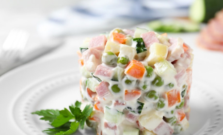 Закупи на олів'є: дізнаємося, як за рік змінилася вартість традиційного новорічного салату