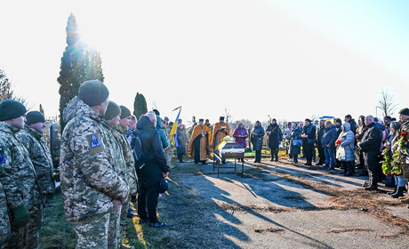 В Іванівці провели в останню путь воїна Дмитра Загороднього. Він бив ворога на Донеччині