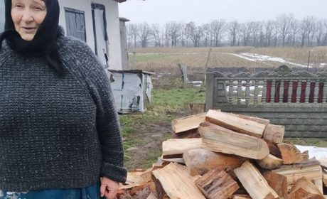 Як можна поєднати газету, дрова та добрі справи?