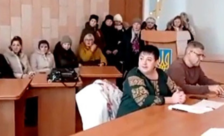 Батьки дітей з Барської громади прийшли до міськради протестувати проти закриття садочків: відео