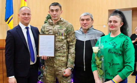 Під Новий рік військові та родини загиблих військових отримали ключі від нових квартир в Долинській