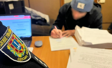 Вирвав з рук гроші: в Одесі злодій пограбував мешканку Херсонщини біля банкомату, його затримали