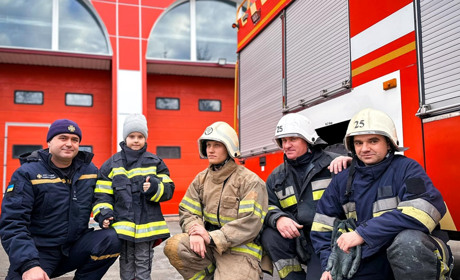 На Одещині рятувальники здійснили мрію 5-річної дівчинки, яка хоче стати пожежником