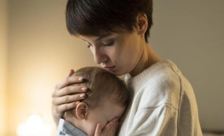 Дитина лякаються сирени та вибухів за вікном: які слова потрібно їй казати