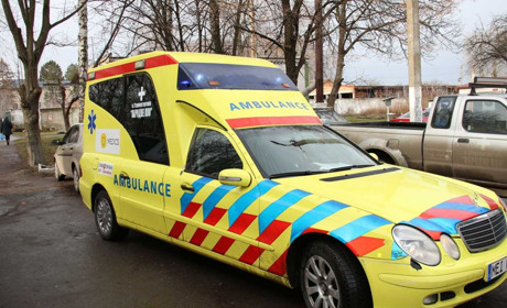 Волонтери привезли до Старокостянтинівської лікарні реанімаційний автомобіль. Фото з місця події