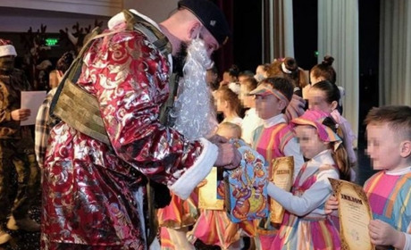 Привітати дітей з Новим Роком у Мелітополі прийшли "Діди Морози" з автоматами