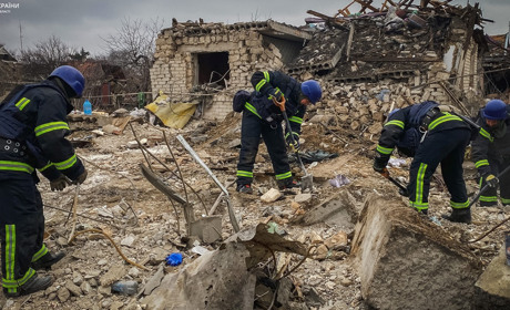Пошуково-рятувальна операція в Покровському районі триває. Під завалами шукають 8 людей