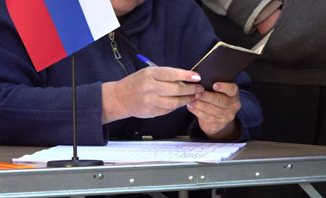 Формувала списки для фейкового референдуму: правоохоронці затримали колаборантку на Херсонщині