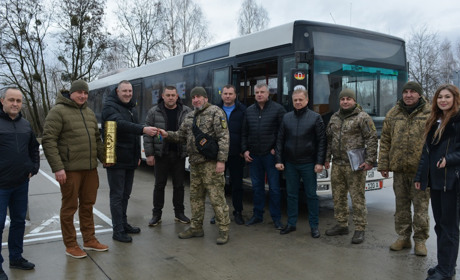 БО "На благо України" зі Звягеля, передала нашим захисникам пасажирський автобус та медикаменти