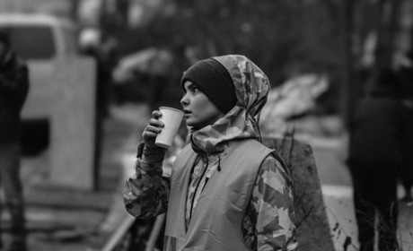 Як Волонтерка з Волновахи допомагає мешканцям знищеного росіянами будинку у Києві
