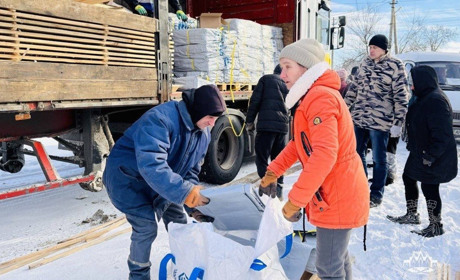 Благодійники привезли постраждалим від обстрілів мешканцям Покровська будівельні матеріали