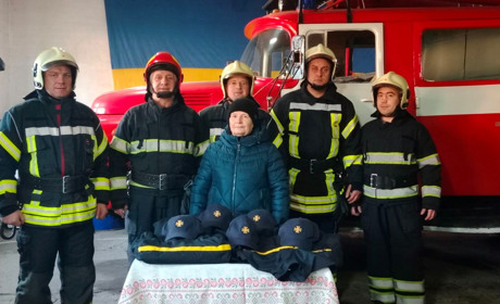 Мама загиблого захисника подарувала нову форму пожежній команді