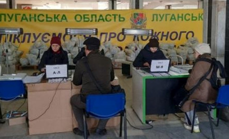 Переселенці з Луганщини отримали перші продуктові набори у новому році. Які гумштаби видавали