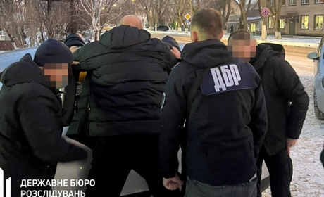 На Одещині працівник військкомату "відмазував" від мобілізації чоловіків: його затримали на хабарі