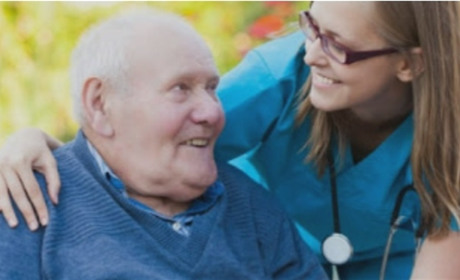 Послуги доглядальниці для людей похилого віку