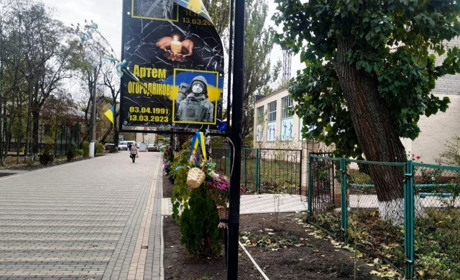 Знайшли молодиків, які вкрали квіти та пошкодили банери на Алеї Слави у Роздільній: що їм за це буде