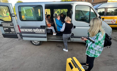 Благодійний фонд допомагає виїхати з лівого берега