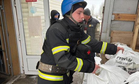 Рятувальники розвантажили 10 тонн гуманітарної допомоги для мешканців села Комар — огляд новин