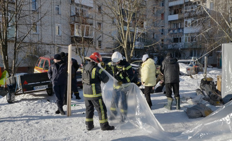У -15° мешканці багатоквартирного будинку, біля якого влучила ворожа ракета, залишились без вікон