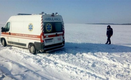 На Одещині карету швидкої тягнули до породіллі тракторами: бригада застрягла у кучугурах снігу