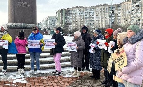 Жителі Южного вийшли на мітинг за демобілізацію військових (ФОТО)