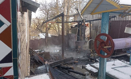 Гаряча п’ятниця. Через необережне поводження з вогнем у Старій Пісочній сталася пожежа