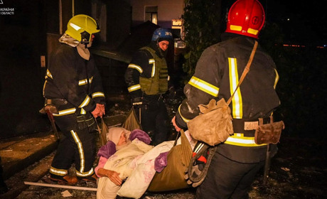 Приморський район Одеси під ударом ворожих дронів: постраждали багатоквартирні будинки, є поранені
