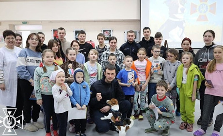 В одному з медичних закладів Чернігова рятувальники ДСНС провели навчання для дітей з псом Патроном