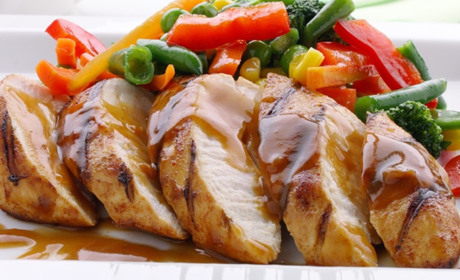 Фрікасе, стріпси, пасторма: готуємо цікаві страви з курячого філе