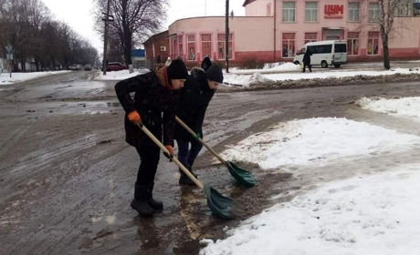 Мешканці Краснограда скаржаться на снігову «кашу» на дорогах. Що кажуть комунальники